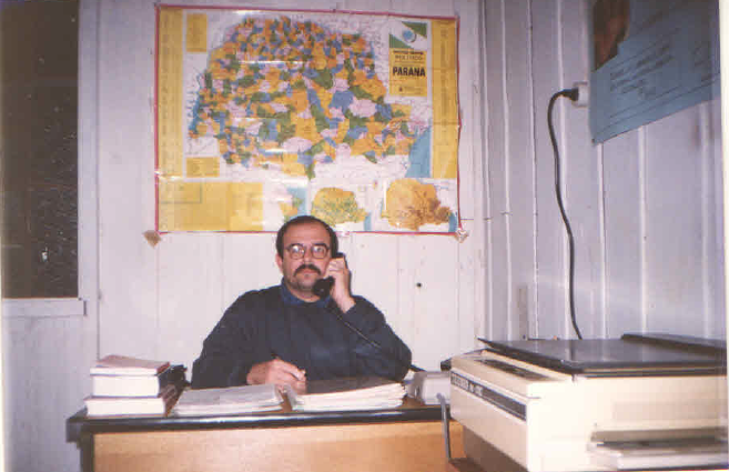 José Antonio Ortega Ruiz em sua sala na serventia de Amaporã-PR