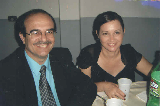 O casal José Antonio e Meire em um momento especial de alegria e celebração
